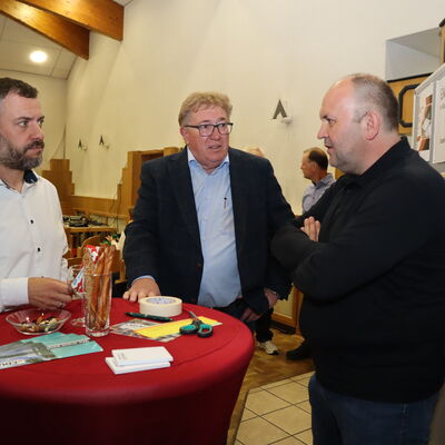 Bild vergr��ern: Zeit zum Austausch: Florian Albert (aktives Mitglied der Gemeindevertretung) und Stefan R�ttger (Erster Beigeordneter) im Gespr�ch mit einem interessierten Kaufunger B�rger.