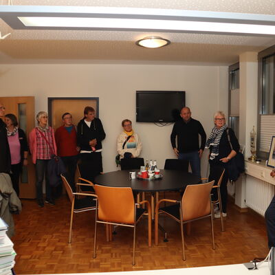 Bild vergr��ern: Bei einer F�hrung durch das Rathaus erfuhren die Teilnehmenden unter anderem, dass das jetzige B�rgermeisterb�ro fr�her der Sitzungssaal des Gemeindevorstands war.