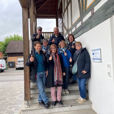 Bild vergr��ern: Herkunft und Funktion des Lossehauses wurde der Besuchergruppe durch Pfarrer Andres Synofzik erkl�rt.