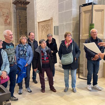 Bild vergr��ern: Silke und Dr. Axel Does f�hrten zu den sehenswerten Besonderheiten der Stiftskirche.