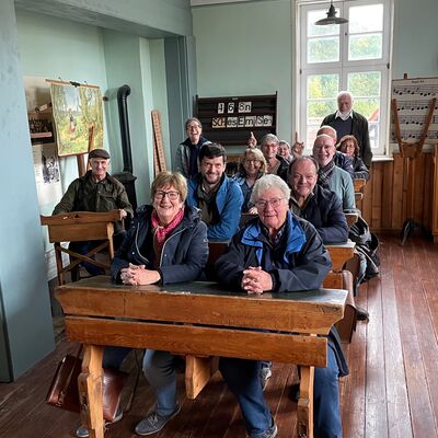 Bild vergr��ern: Mit viel Spa� nahmen die franz�sischen G�ste in den Schulb�nken des Regionalmuseums Platz.