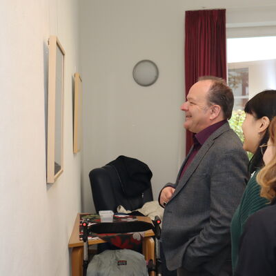 Bild vergr��ern: Erkennt sich auf den Zeichnungen wieder: B�rgermeister Arnim Ro�.