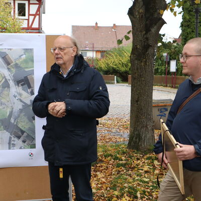 Bild vergr��ern: Moderierten die Veranstaltung: (v.l.) Architekt Hartmut L�deling vom Fachb�ro ARGE Dorfentwicklung und Stadtplaner Daniel Trebing.