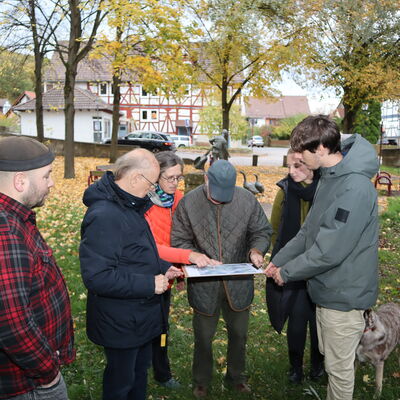 Bild vergr��ern: Eine Gruppe interessierter B�rger diskutierte �ber den m�glichen Bau einer Boulebahn im hinteren Platzbereich sowie �ber M�glichkeiten, die Losse erlebbarer zu machen.