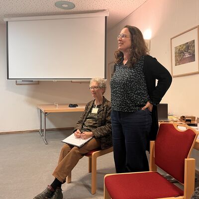 Bild vergr��ern: Christiane Eiche (links) und Katharina Reinhold begr��en die Teilnehmerinnen.