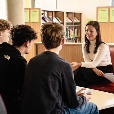 Bild vergr��ern: Sch�ler h�ren gespannt den �Lebendigen B�chern� zu, hier Janice Angalan, die von den Philippinen stammt und heute in einer Kaufunger Kita arbeitet.