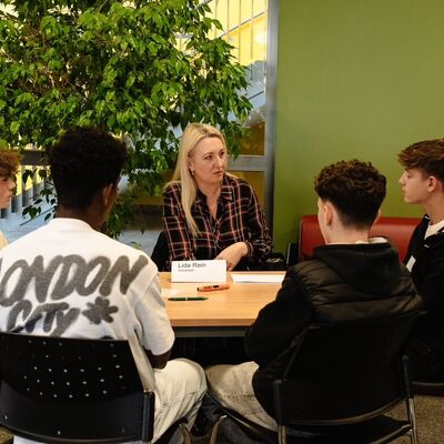 Bild vergr��ern: Die Geschichte der sogenannten Russlanddeutschen in Usbekistan war Thema bei Lida Reins Gespr�chen mit den Sch�lern.