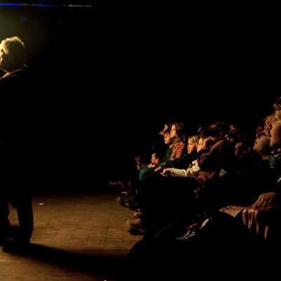 Bild vergr��ern: Die handgefertigten und kunstvollen B�hnenbilder werden bestaunt.