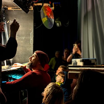 Bild vergr��ern: Das Publikum entdeckt die Welt hinter den Kulissen.