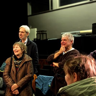 Bild vergr��ern: Im Dialog mit dem Regisseur und das nostalgisches Betrachten der B�hnenbilder.