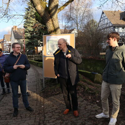 Bild vergr��ern: Moderierten die Info-Veranstaltung: v.l. Dr. Daniel Trebing (Stadtplaner), Hartmut L�delig (Architekt des Fachb�ros ARGE Dorfentwicklung) und Loris Bressmann (Stadt- und Regionalplaner der Kunigundengemeinde Kaufungen).