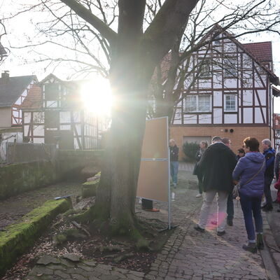 Bild vergr��ern: Rund 20 Personen kamen zu der Info-Veranstaltung. Links im Bild ein Abschnitt des erhaltenen M�hlgrabens.