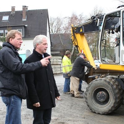Bürgermeister Peter Klein und Bauamtsleiter Jürgen Christmann besichtigen die Baustelle