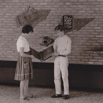 Bild vergrößern: Einbringung des Namensbuches für die Oberkaufunger Toten des II. Weltkriegs in die Gedenkstätte im Bürgerhaus Kaufungerwald, 1963