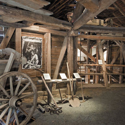 Bild vergrößern: Bild aus dem Bergwerkmuseum Rossgang, Blick auf die ausgestellten Exponate